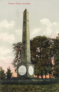 14215 Gezicht op de gedenknaald ter herdenking van de Slag bij Quatre-Bras (B) aan de Torenlaan te Soestdijk (gemeente ...